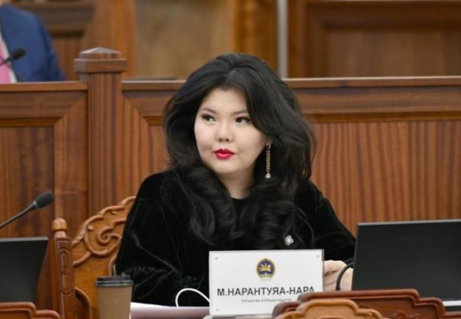 ЛАЙВ үздэг СОНГОГЧДОО доромжилж нулимж буй М.НАРАНТУЯА-НАРАД ард түмэн нь ДУРГҮЙ БАЙНА